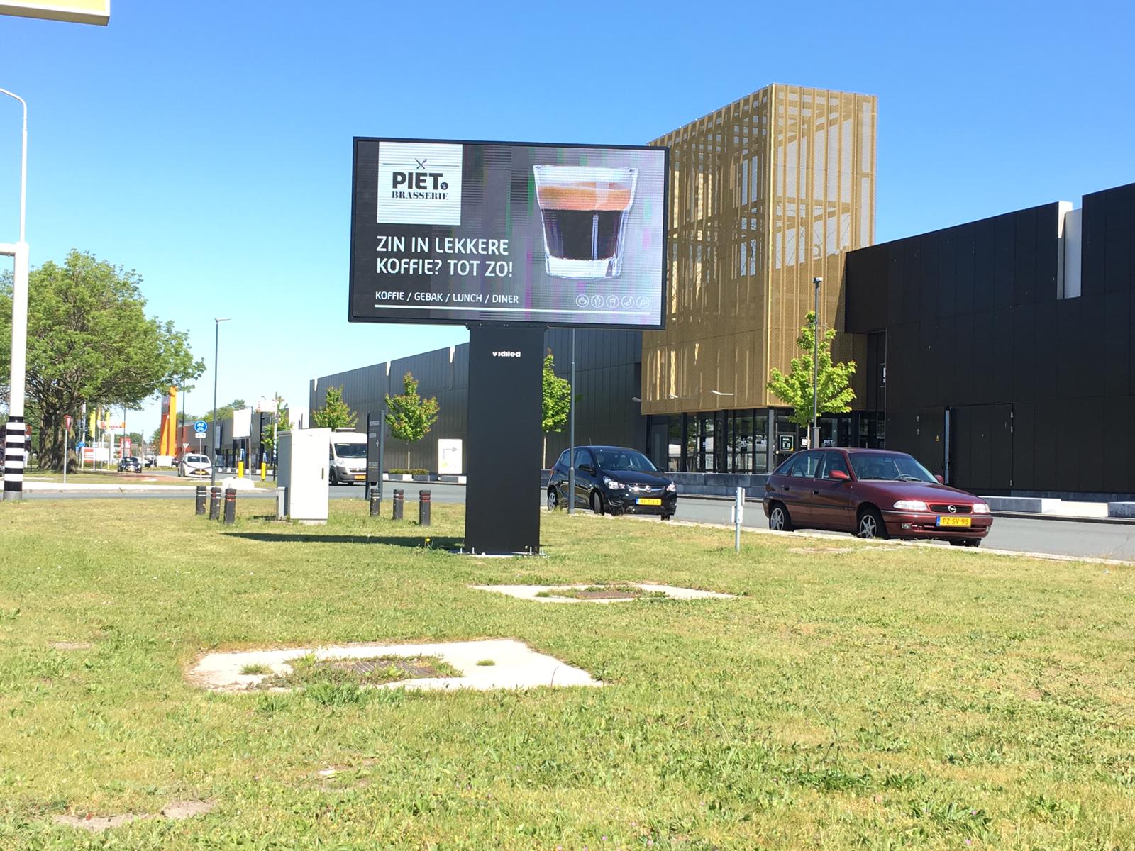 LED scherm op zuil bij Piet Klerkx in Waalwijk